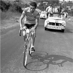 Hoe Federico Bahamontes zijn grote rivaal Jesús Loroño de Vuelta van 1957 op een presenteerblaadje gaf | Kroonieken s03e17