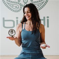 Aan tafel bij Bindi aflevering 5: Nancy, yogadocente bij Bindi en Pure Mindful Yoga. Omgaan met tegenslagen, stempels van de maatschappij en yoga als carrièrepad.