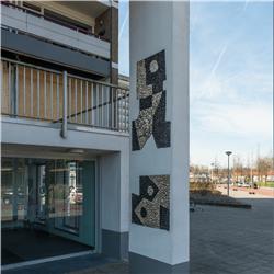 2. Abstracte grindmozaïeken van Jan Peeters, 1964, Burgemeester Hogguertstraat 53.